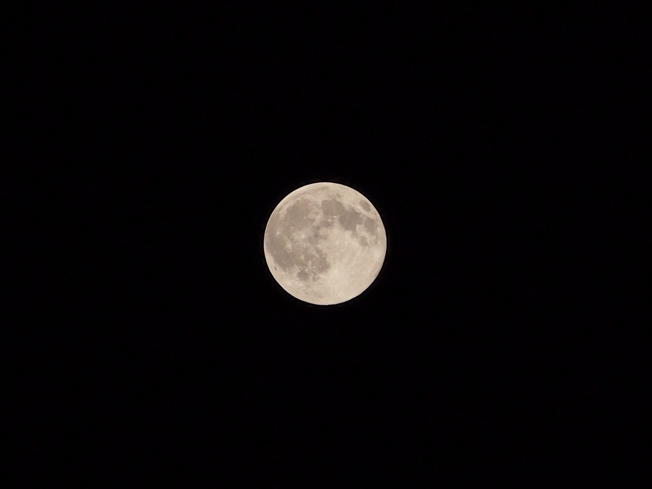満月を綺麗に撮る方法 月の模様が写るような明るさで撮るには 初心者さんにやさしい ミラーレス一眼写真教室