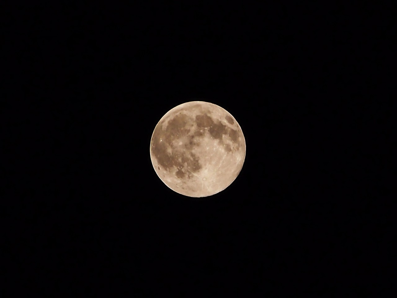満月を綺麗に撮る方法｜月の模様が写るような明るさで撮るには？